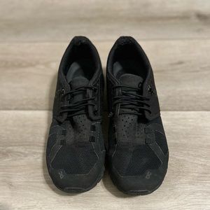 ON Cloud running shoe size 7 women’s in black. Very good condition.